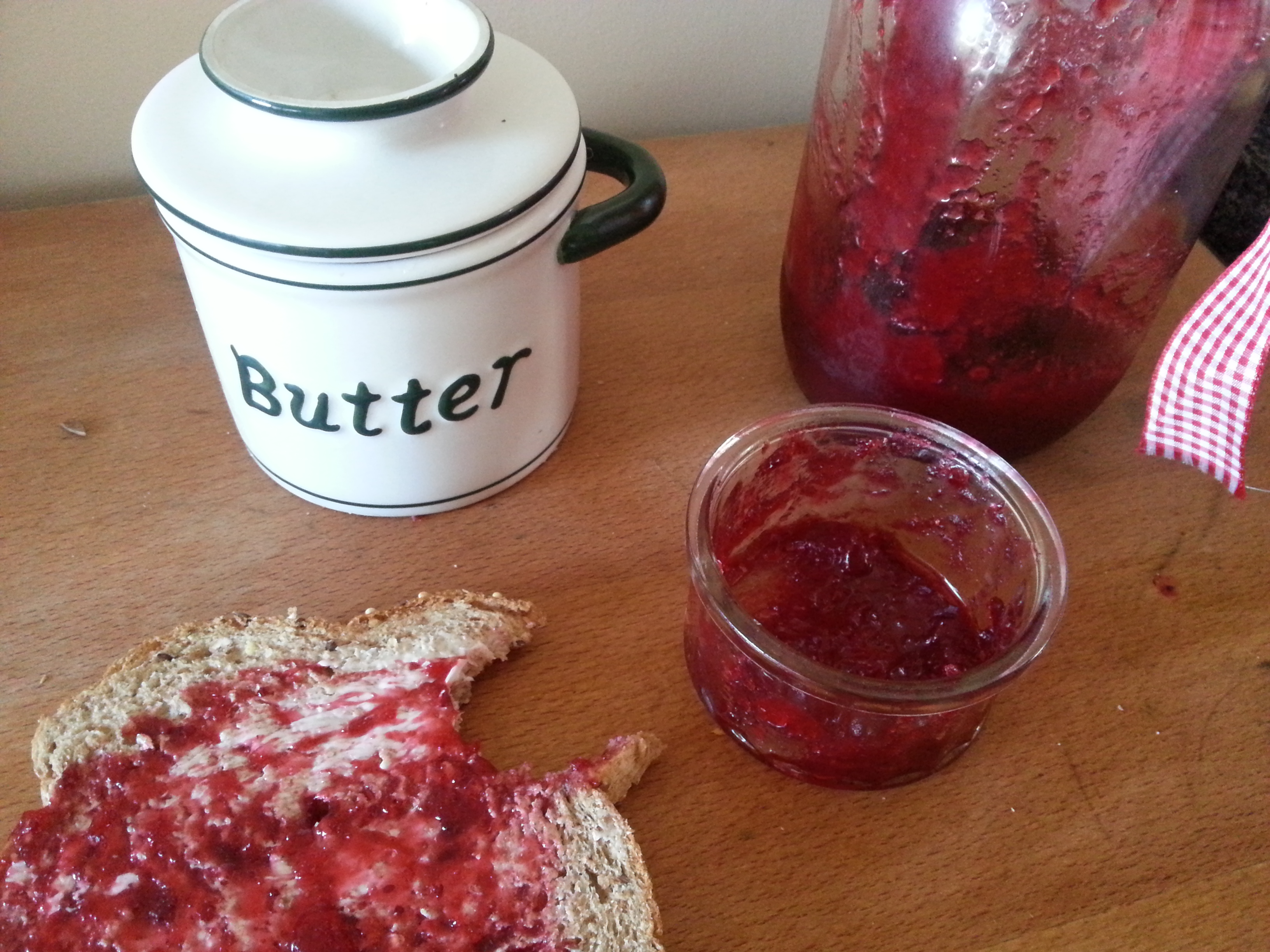 Enjoying the Christmas Jam: Blend of Strawberries, Cranberries and Pomegranate. Sweet and Tart . Find the recipe | play-activities.com